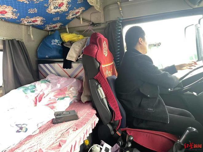 葬三年前结发妻子离世留下重组家庭的6个孩