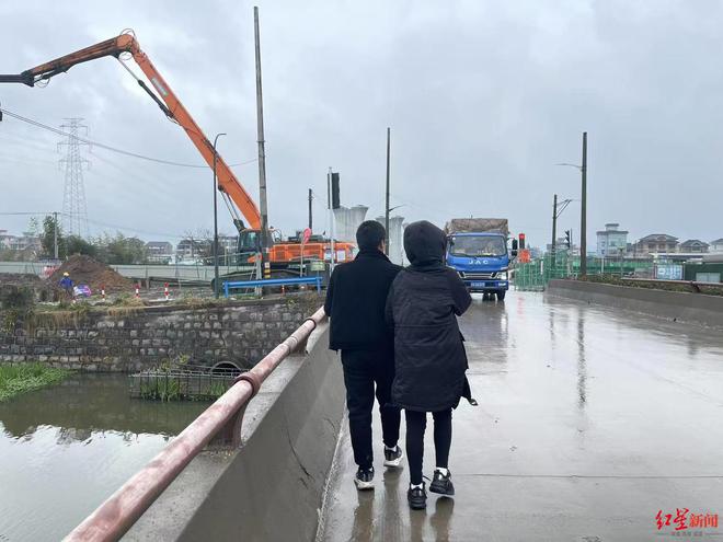 葬三年前结发妻子离世留下重组家庭的6个孩子OG真人舍不得多买氧气罐离世的河南卡友已下(图4)